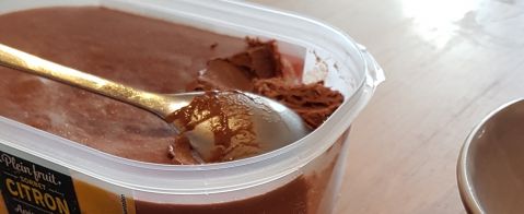 glace au chocolat maison dans un bac de glace au citron